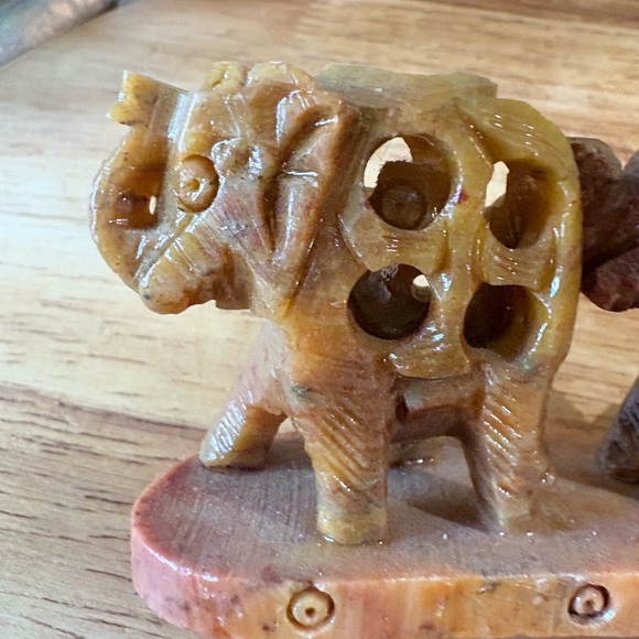 Vintage Hand-Carved~ Row of 3 Elephants Soapstone Figurines 🐘 - Picture 7 of 17